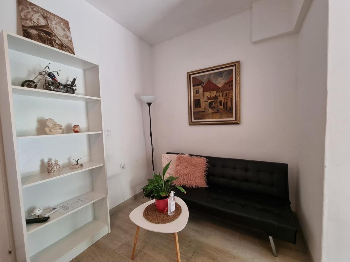 Apartment Lav
